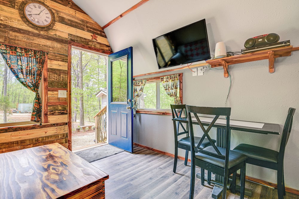 Inviting Des Arc Cabin w/ Fire Pit + Deck! - Ellington, MO