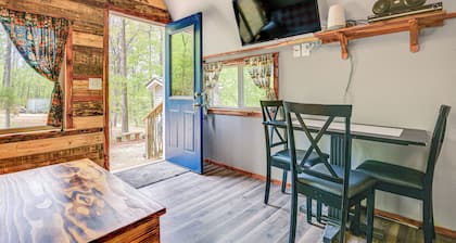 Inviting Des Arc Cabin w/ Fire Pit + Deck!