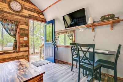 Inviting Des Arc Cabin w/ Fire Pit + Deck!
