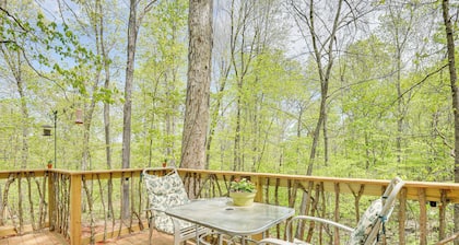 Inviting Des Arc Cabin w/ Fire Pit + Deck!