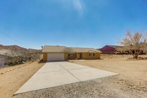 Interior - Joshua Tree Home w/ Fire Pit ~ 4 Mi to Natl Park! (Joshua Tree)