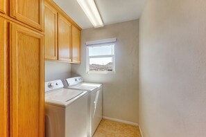 Interior - Joshua Tree Home w/ Fire Pit ~ 4 Mi to Natl Park! (Joshua Tree)