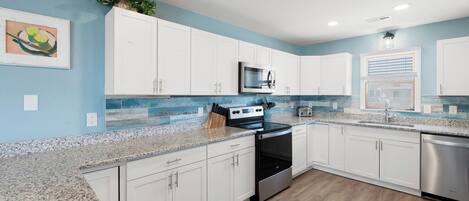 Jääkaappi, mikroaaltouuni, uuni, liesi