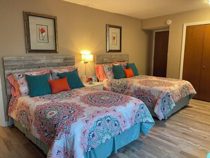 2 bedrooms, iron/ironing board, travel crib, WiFi - Check us out!!! Summer is quickly filling up! (Fairfield Bay)