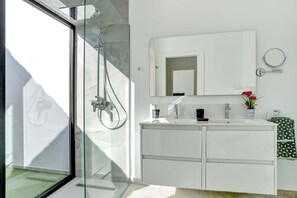 Dusche, Haartrockner, Handtücher, Seife