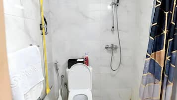 Dusche, Handtücher, Seife, Toilettenpapier