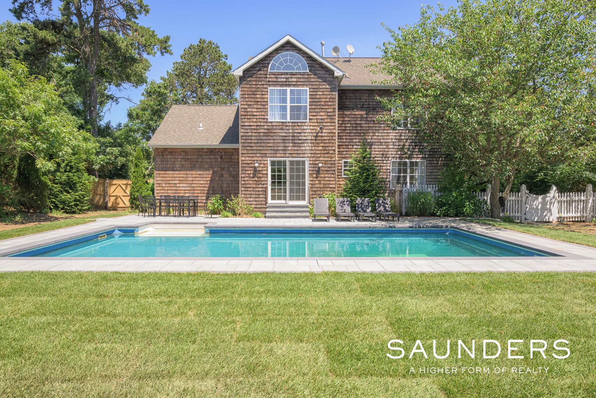 Luxurious Colonial House with heated Pool in Southampton, NY