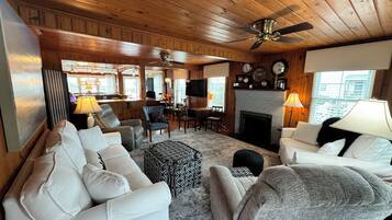 Smart TV, fireplace, DVD player, table tennis