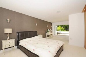House | 5 bedrooms, free WiFi, bed sheets