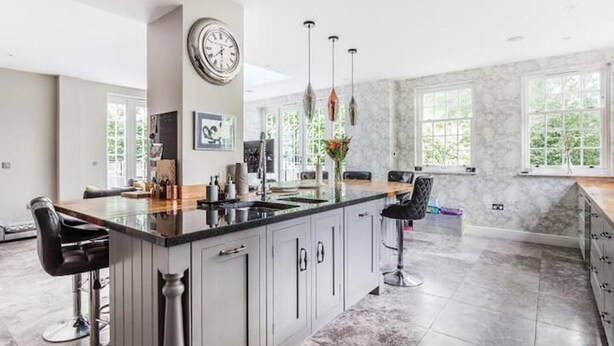 Maison | Cuisine privée | Réfrigérateur, micro-ondes, four, plaque de cuisson