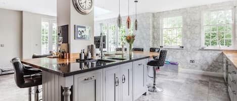 Maison | Cuisine privée | Réfrigérateur, micro-ondes, four, plaque de cuisson