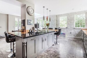 House | Private kitchen | Fridge, microwave, oven, stovetop - Captivating 5-bed House in Woking (Woking)