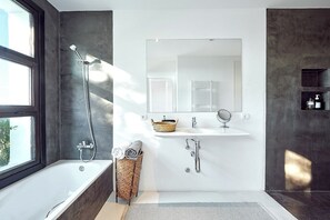 Shower, hair dryer, towels, soap - Sunset Villa MIT Meerblick (Ibiza)