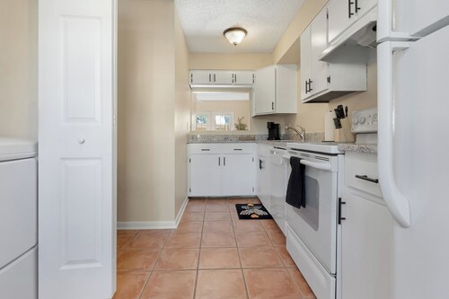 Cozy 2bdr Townhome, King Bed, Pet Friendly, Centrally Located