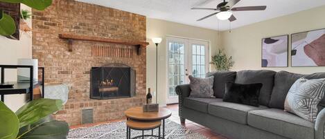 Una Smart TV, una chimenea