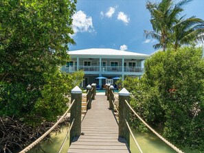 Exterior - Seaside Serenity~ Luxury Waterfront Pool Home w/ 35` Dock (Marathon)