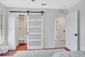 Skrivebord, strykejern/-brett, wi-fi og sengetøy