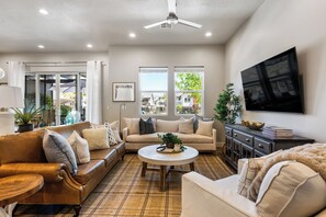 TV, video games - Grand Slam Getaway #5: Community Pool, Pac Man Arcade. Hiking Trails. (Santa Clara)