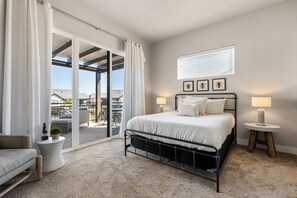 5 soverom, skrivebord, strykejern/-brett og reiseseng for barn