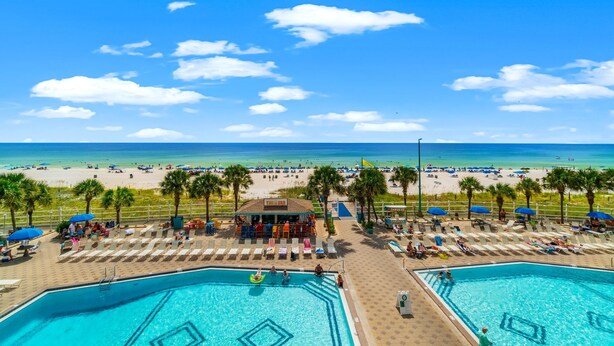 Un complexe hôtelier doté de deux piscines, d’un accès à la plage et d’un bar.