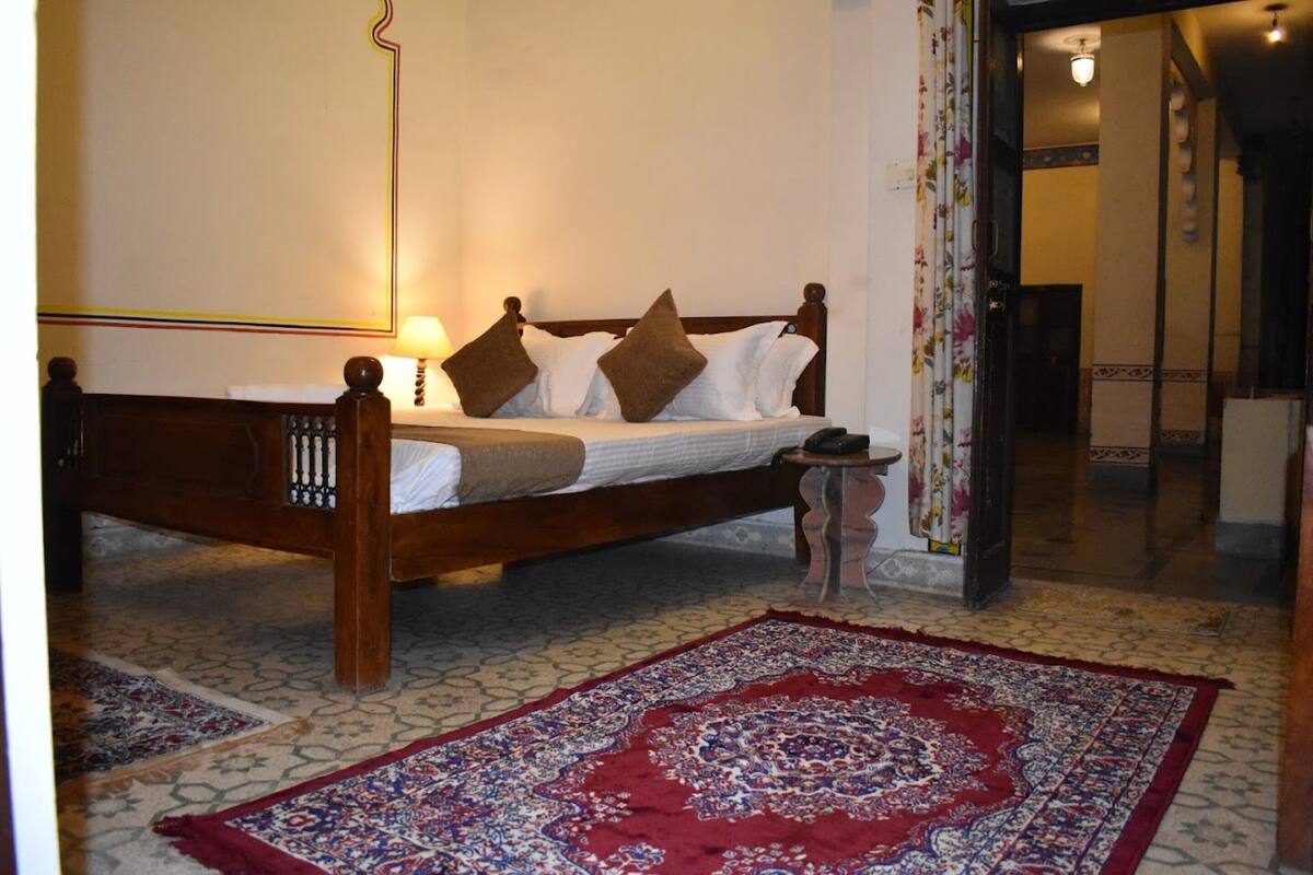 Desk, laptop workspace, free WiFi, bed sheets