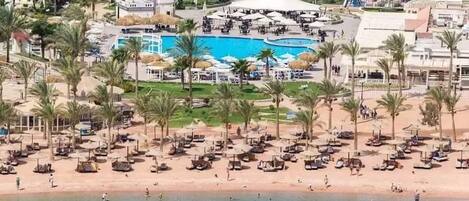 على الشاطئ، كراسي للتشمس، مناشف للشاطئ