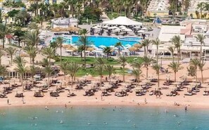 En la playa, camastros y toallas de playa