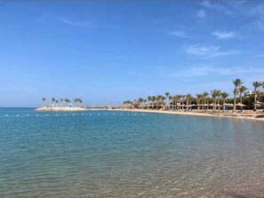 På stranden, solstolar och strandhanddukar