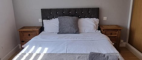 3 dormitorios, escritorio, wifi gratis y ropa de cama
