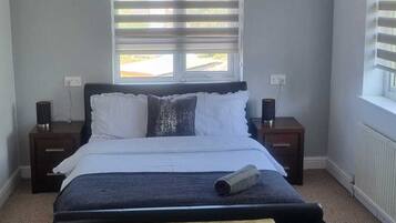 3 bedrooms, desk, free WiFi, bed sheets