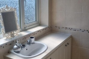 Shower, free toiletries, bathrobes, slippers - Doncaster Dream House Retreat- Sleeps 9 (Doncaster)