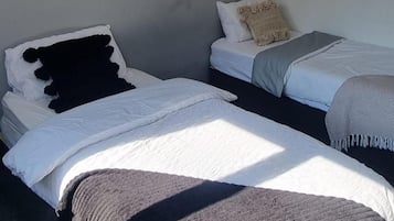 House | 4 bedrooms, free WiFi, bed sheets