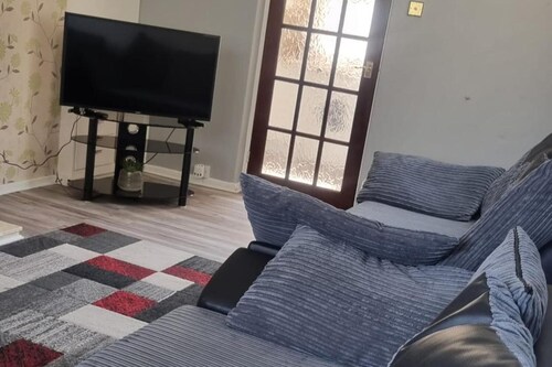 Doncaster-house-sleeps8-parking-garden