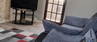 Doncaster-house-sleeps8-parking-garden