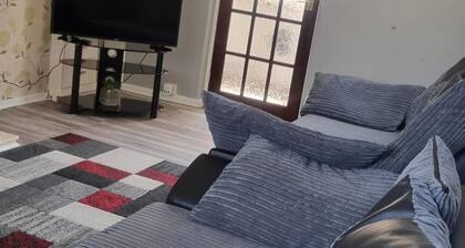 Doncaster-house-sleeps8-parking-garden