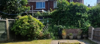 Doncaster-house-sleeps8-parking-garden