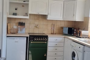 House | Private kitchen | Fridge, microwave, oven, stovetop - Doncaster-house-sleeps8-parking-garden (Doncaster)