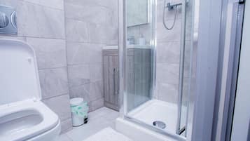 Apartment | Bathroom | Shower, towels, toilet paper