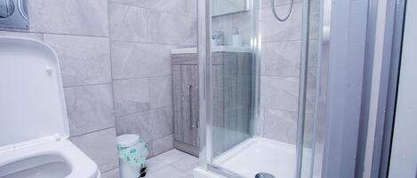 Appartement | Salle de bain | Douche, serviettes fournies, papier de toilette