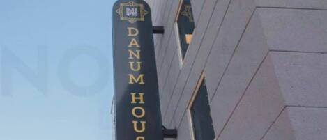 Señal de 'Danum House' con fachada geométrica.