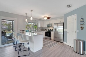 Kylskåp, mikrovågsugn, ugn och spishäll