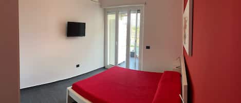 2 bedrooms, iron/ironing board, travel cot, free WiFi