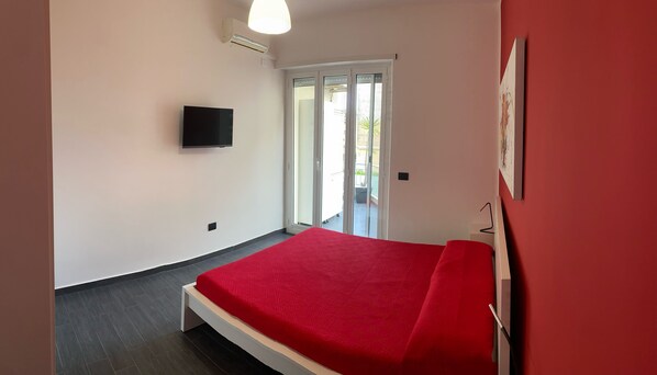 2 habitaciones, tabla de planchar con plancha y cuna de viaje 