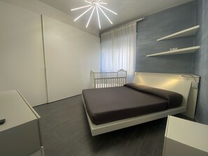 2 makuuhuonetta, silitysrauta/-lauta, vauvan matkasänky, ilmainen Wi-Fi