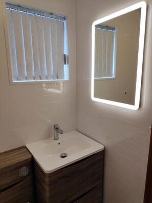 Double Room | Bathroom | Shower, hair dryer, towels, soap - Fairy Bridge Lodge (Bundoran)