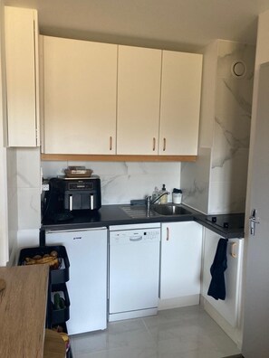 Mikrobølgeovn, ovn, kokeplater og oppvaskmaskin