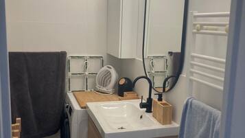 Sèche-cheveux, papier toilette