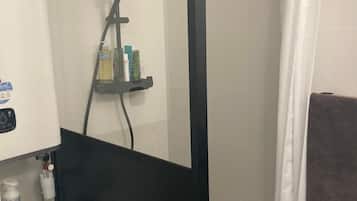 Sèche-cheveux, papier toilette