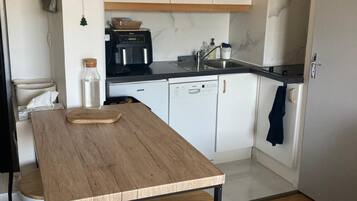 Een microgolfoven, een oven, een kookplaat, een vaatwasser