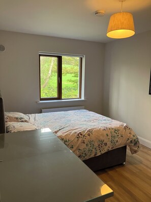 3 Schlafzimmer, Schreibtisch, Bügeleisen/Bügelbrett, WLAN